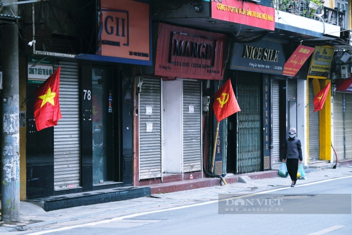 Người dân Hà Nội đón Tết Dương lịch đặc biệt nhất lịch sử giữa đợt dịch nghìn ca mắc Covid-19 mỗi ngày - Ảnh 11.