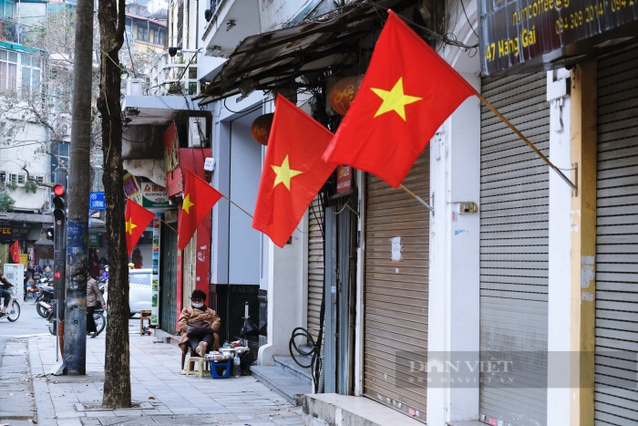 Người dân Hà Nội đón Tết Dương lịch đặc biệt nhất lịch sử giữa đợt dịch nghìn ca mắc Covid-19 mỗi ngày - Ảnh 10.