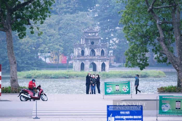 Người dân Hà Nội đón Tết Dương lịch đặc biệt nhất lịch sử giữa đợt dịch nghìn ca mắc Covid-19 mỗi ngày - Ảnh 4.