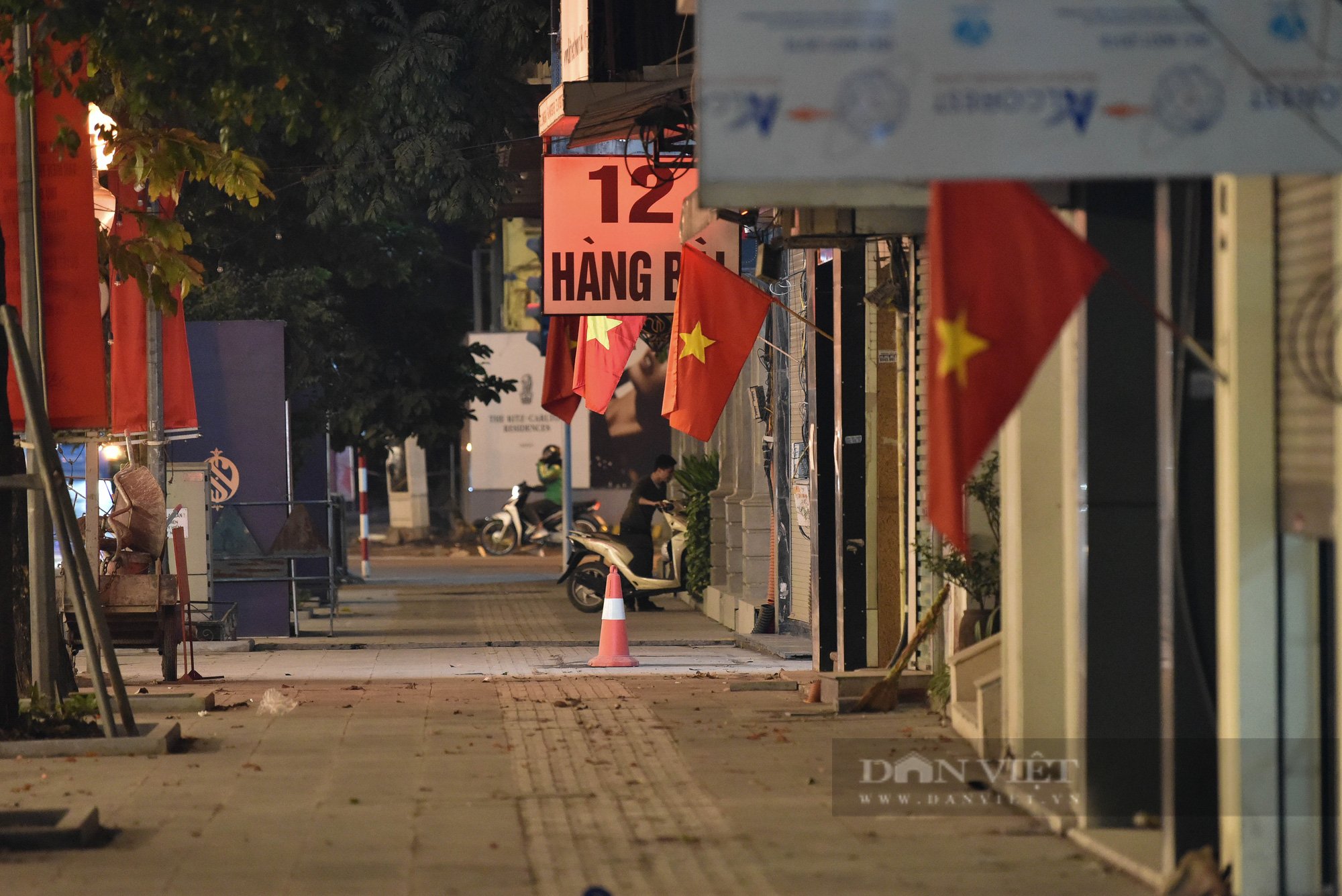Hà Nội trong thời khắc đón chào năm mới 2022: Không khí vắng lặng, chỉ mong bình an - Ảnh 2.