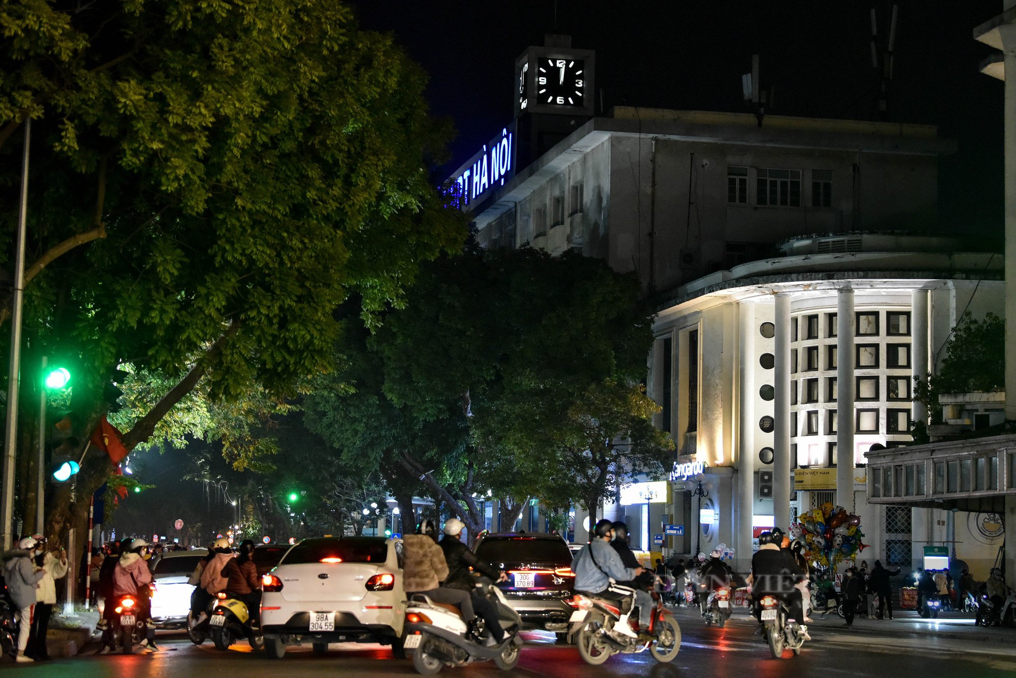 Hà Nội trong thời khắc đón chào năm mới 2022: Không khí vắng lặng, chỉ mong bình an - Ảnh 3.