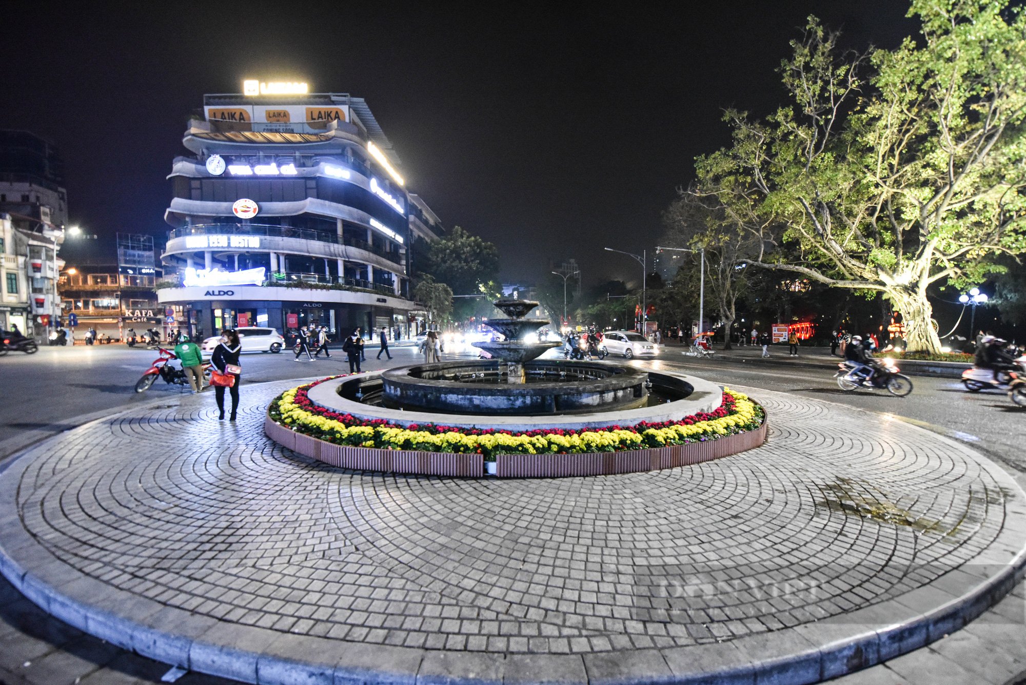 Hà Nội trong thời khắc đón chào năm mới 2022: Không khí vắng lặng, chỉ mong bình an - Ảnh 4.