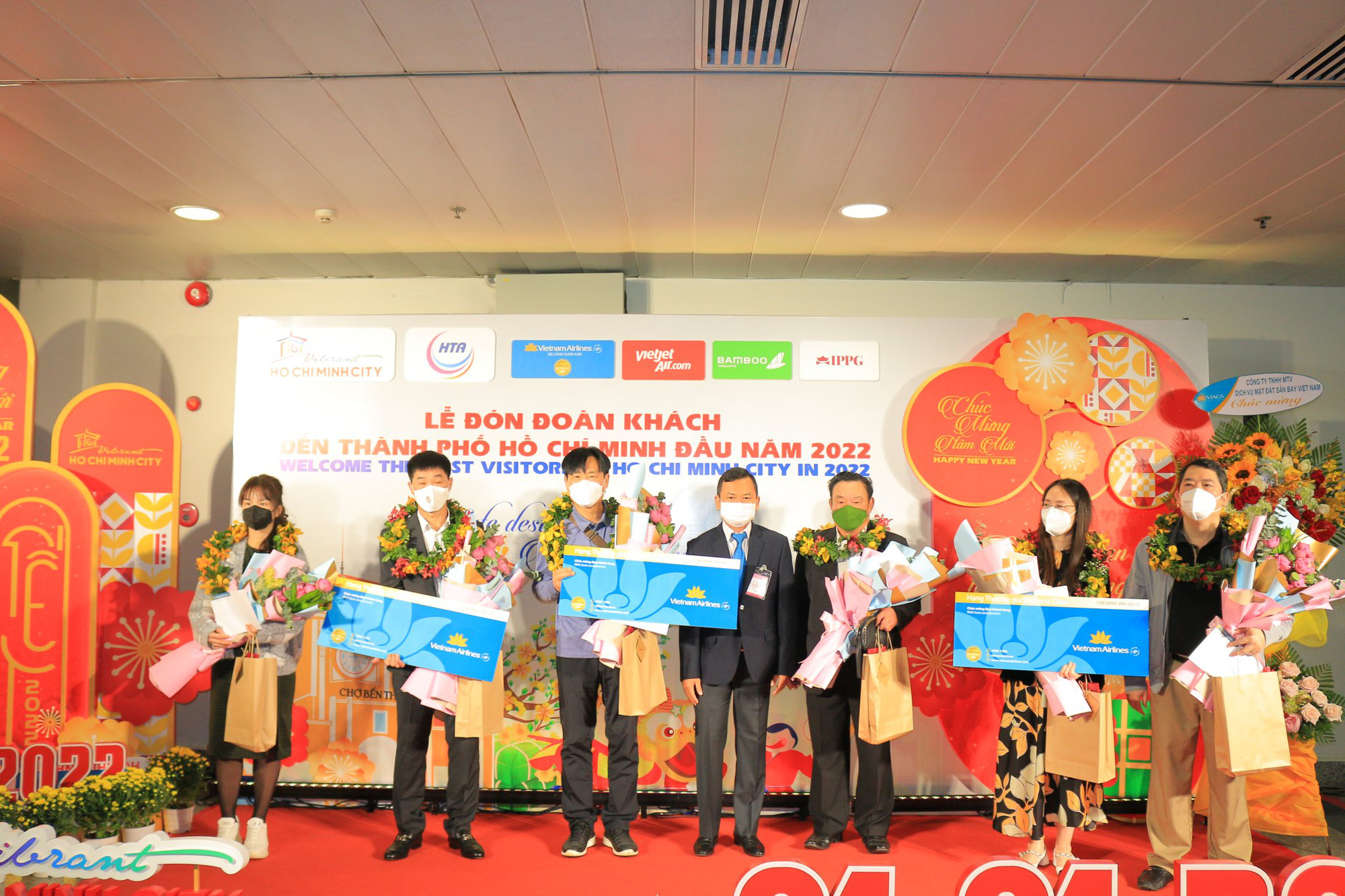 TP.HCM, Đà Nẵng và Thừa Thiên Huế đón khách đầu tiên của năm 2022 - Ảnh 2.