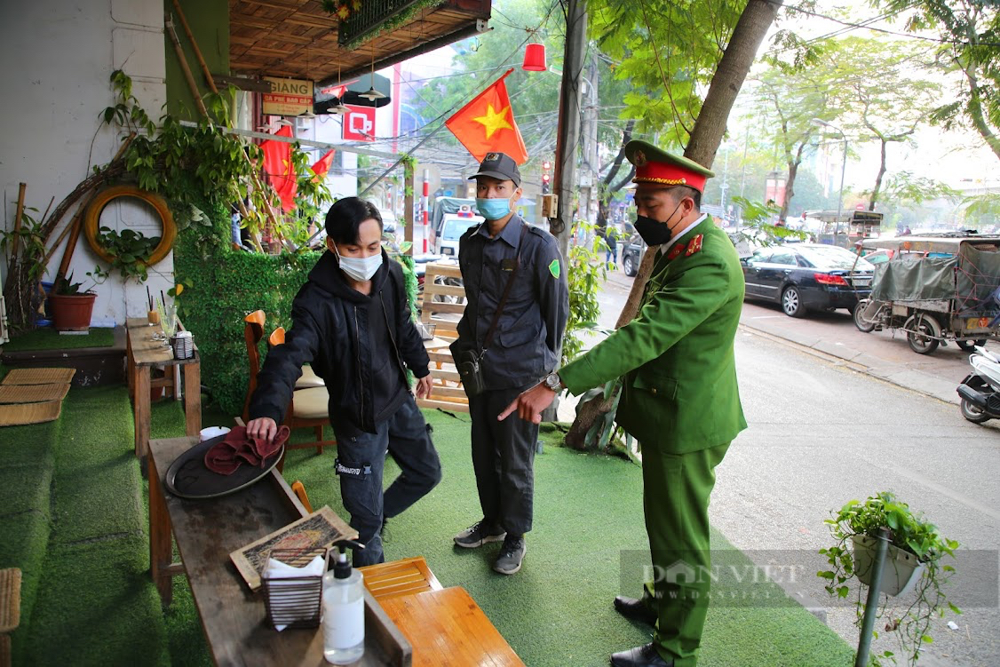 Quận đầu tiên chuyển từ &quot;vùng cam&quot; xuống &quot;vàng&quot;, Hà Nội đã qua đỉnh dịch? - Ảnh 1.