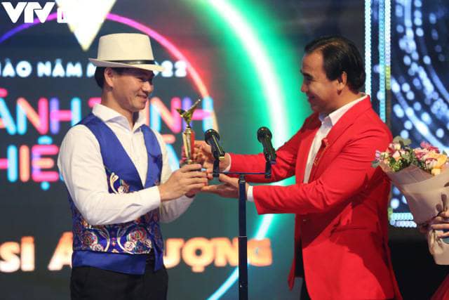 VTV Awards 2021: NSƯT Xuân Bắc giành giải Nghệ sĩ ấn tượng  - Ảnh 4.