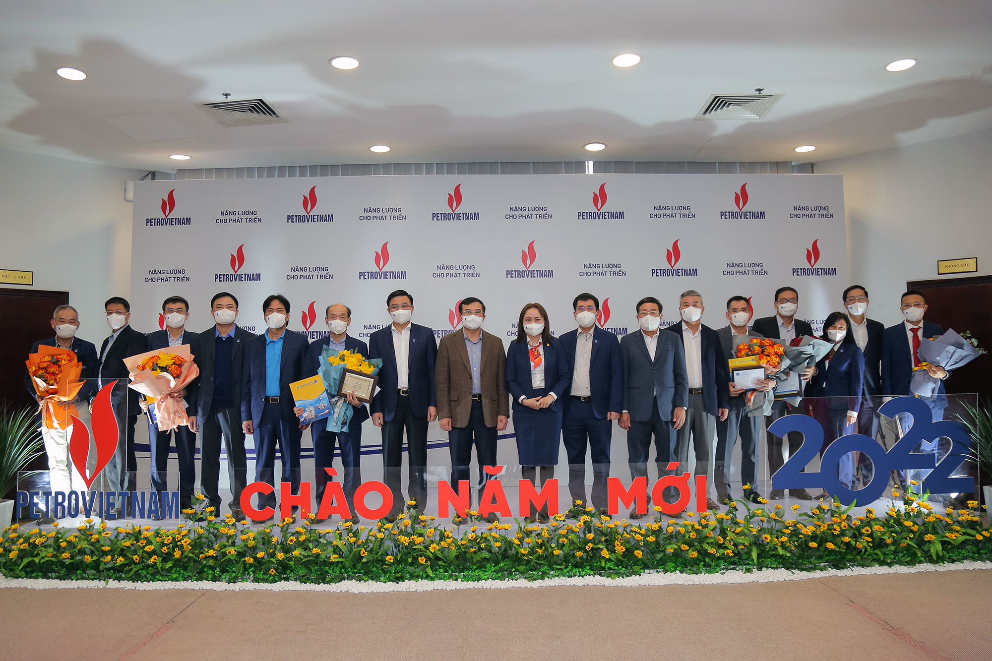 Petrovietnam mừng công hoàn thành vượt mức các chỉ tiêu sản xuất năm 2021 - Ảnh 2.