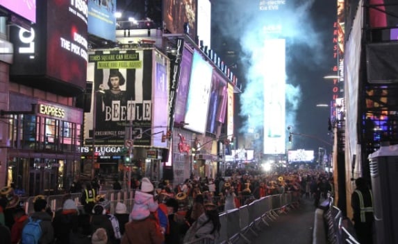 TRỰC TIẾP Lễ đón năm mới 2022: Châu Âu sang năm mới, New York chuẩn bị đón giao thừa - Ảnh 2.