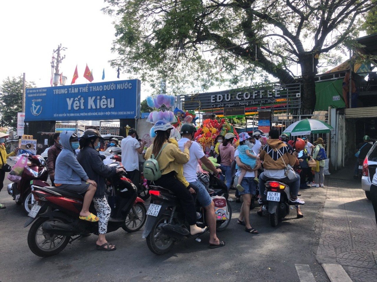 Thảo Cầm Viên, Đường sách đông đúc đầu năm, người dân mong TP.HCM sẽ hồi sinh - Ảnh 1.