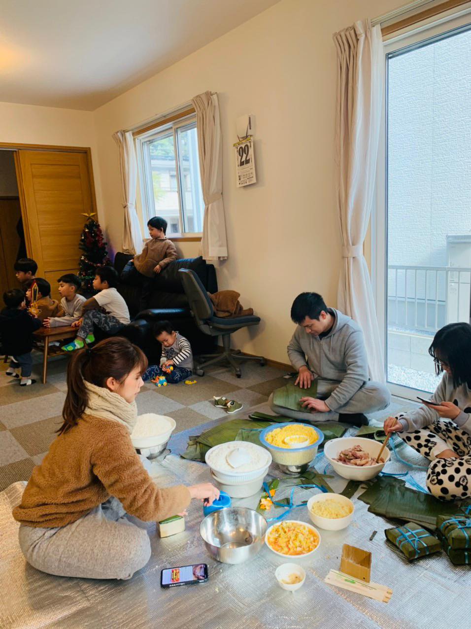 Gia đình Việt ở Nhật gói bánh chưng, đón năm mới xứ người đau đáu nỗi nhớ quê - Ảnh 1.