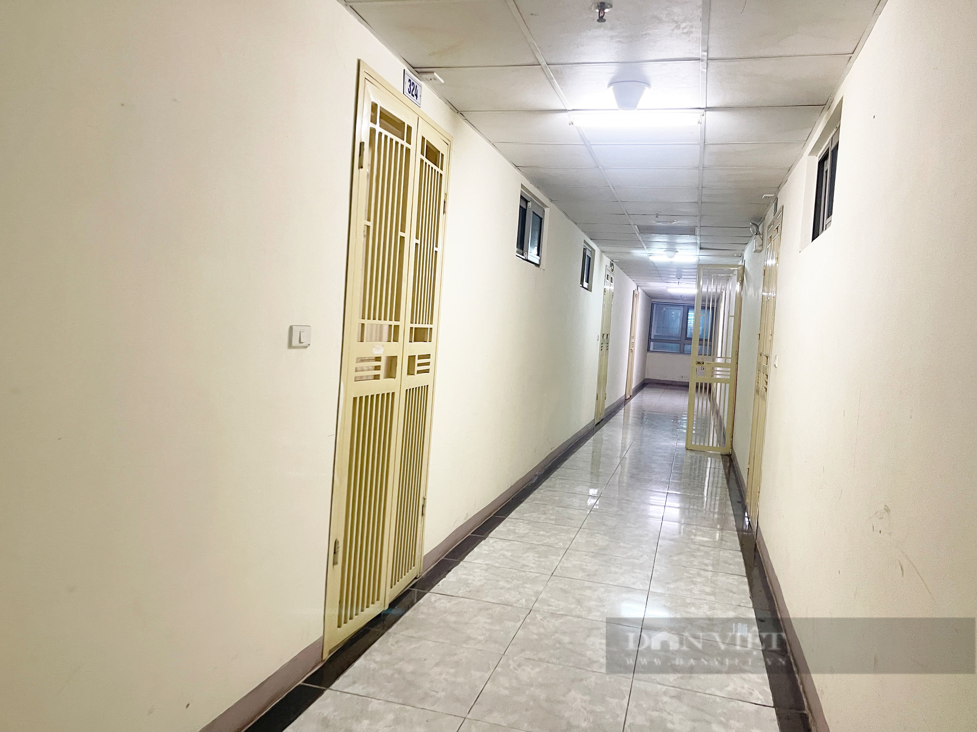Người dân kể lại phút chủ nhà ở chung cư Hà Nội kêu cứu bị 3 kẻ xịt hơi cay, trói cướp điện thoại - Ảnh 1.