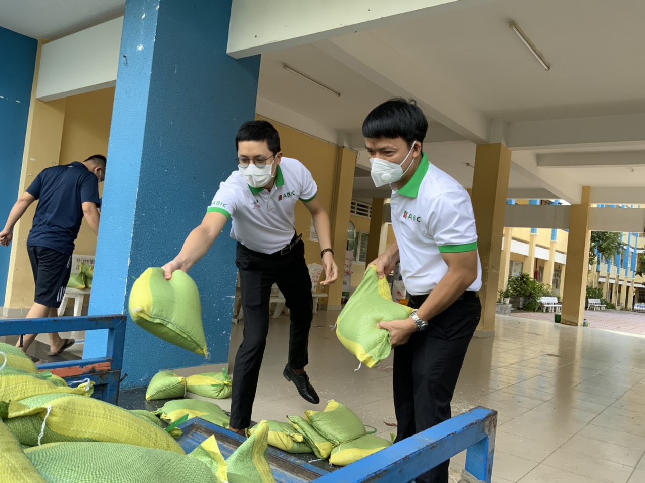 Ba ki lô gam gạo và phương châm: Yêu thương là sẻ chia - Ảnh 3. Ba ki lô gam gạo và phương châm: Yêu thương là sẻ chia - Ảnh 3.