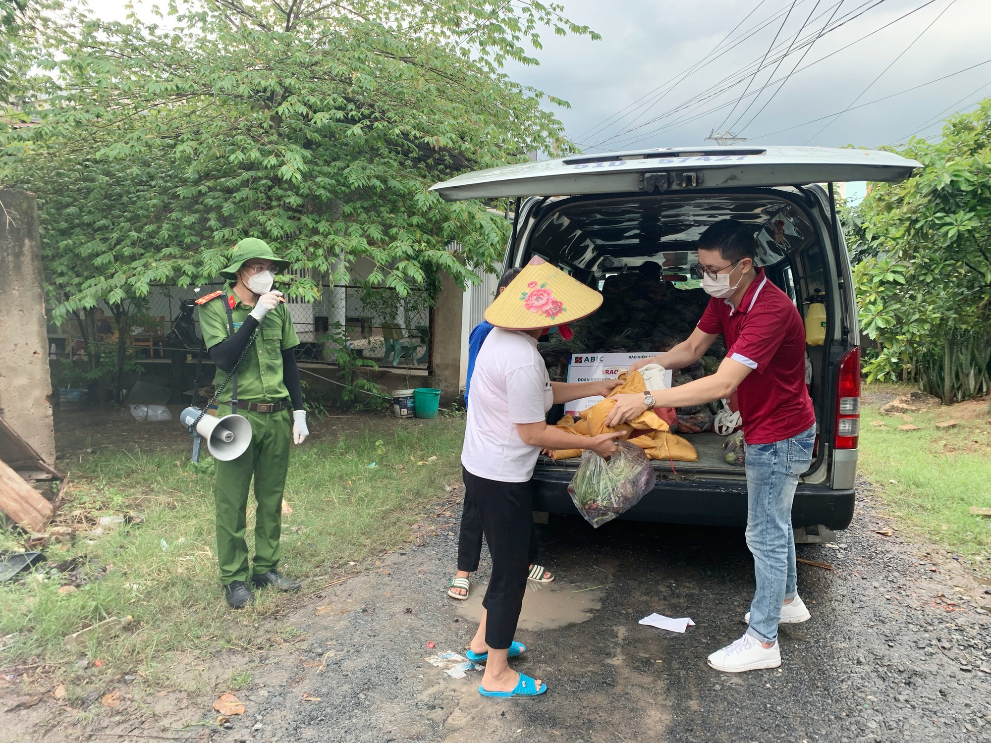 Ba ki lô gam gạo và phương châm: Yêu thương là sẻ chia - Ảnh 1. Ba ki lô gam gạo và phương châm: Yêu thương là sẻ chia - Ảnh 1.