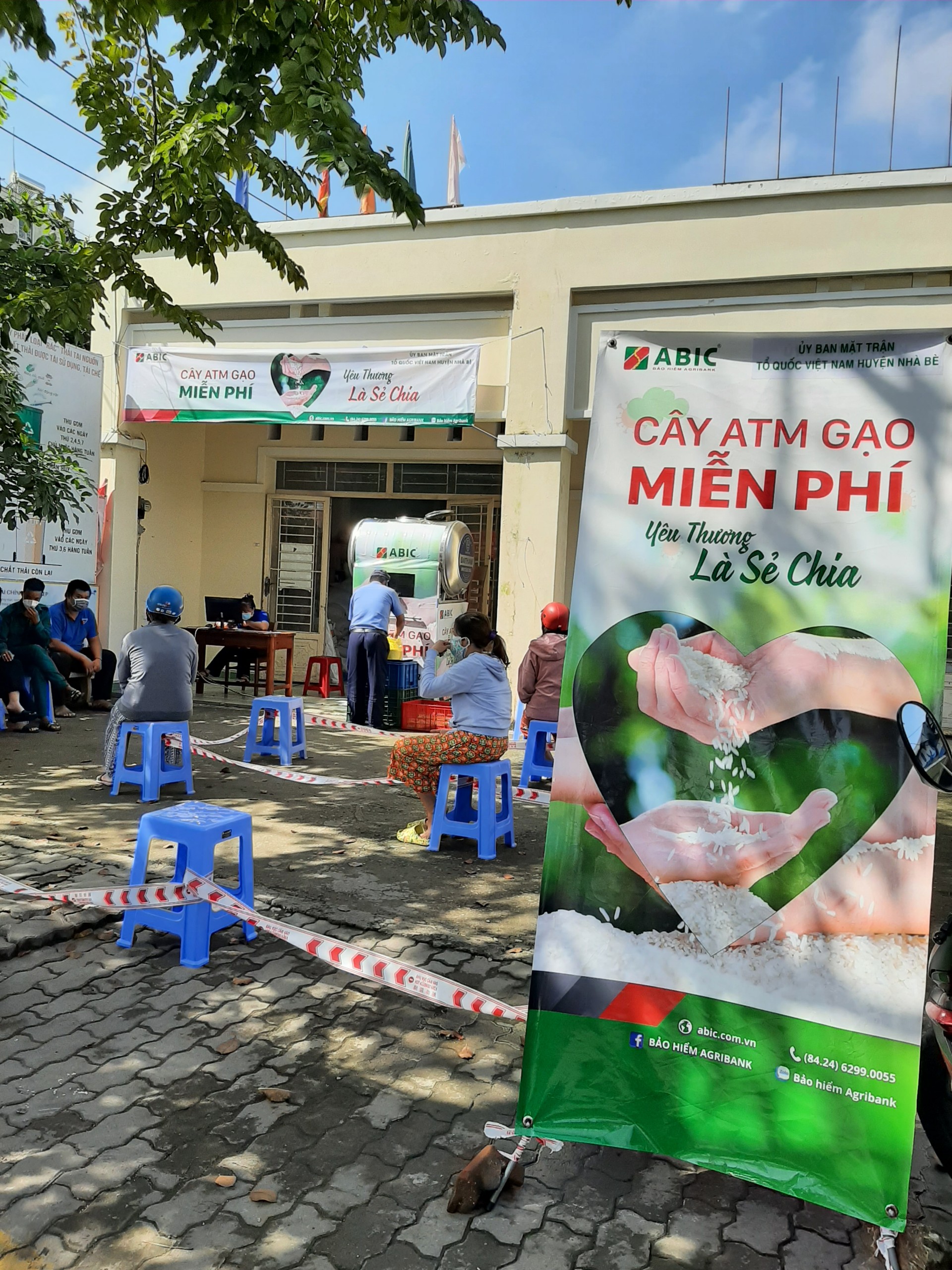 Ba ki lô gam gạo và phương châm: Yêu thương là sẻ chia - Ảnh 2. Ba ki lô gam gạo và phương châm: Yêu thương là sẻ chia - Ảnh 2.