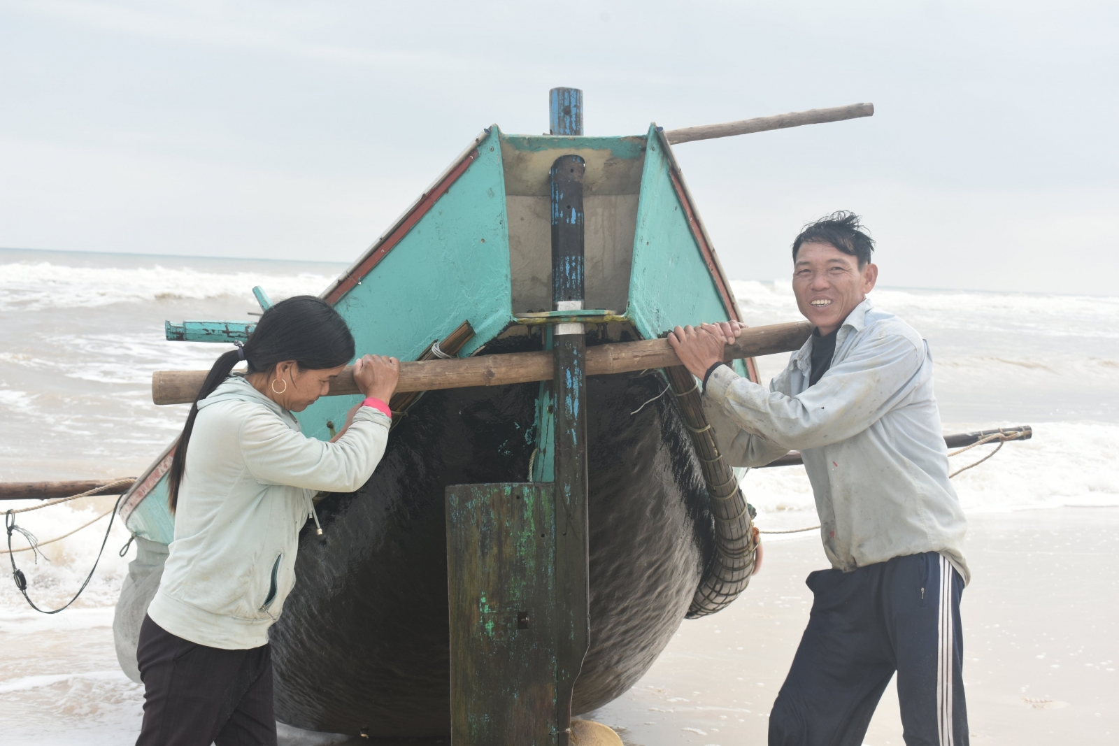 Ngư dân Quảng Bình trúng đậm mùa ruốc - Ảnh 2. Ngư dân Quảng Bình trúng đậm mùa ruốc - Ảnh 2.