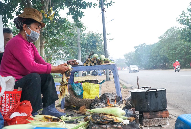 Rét buốt, người thủ đô đốt lửa sưởi ấm bên đường - Ảnh 8.