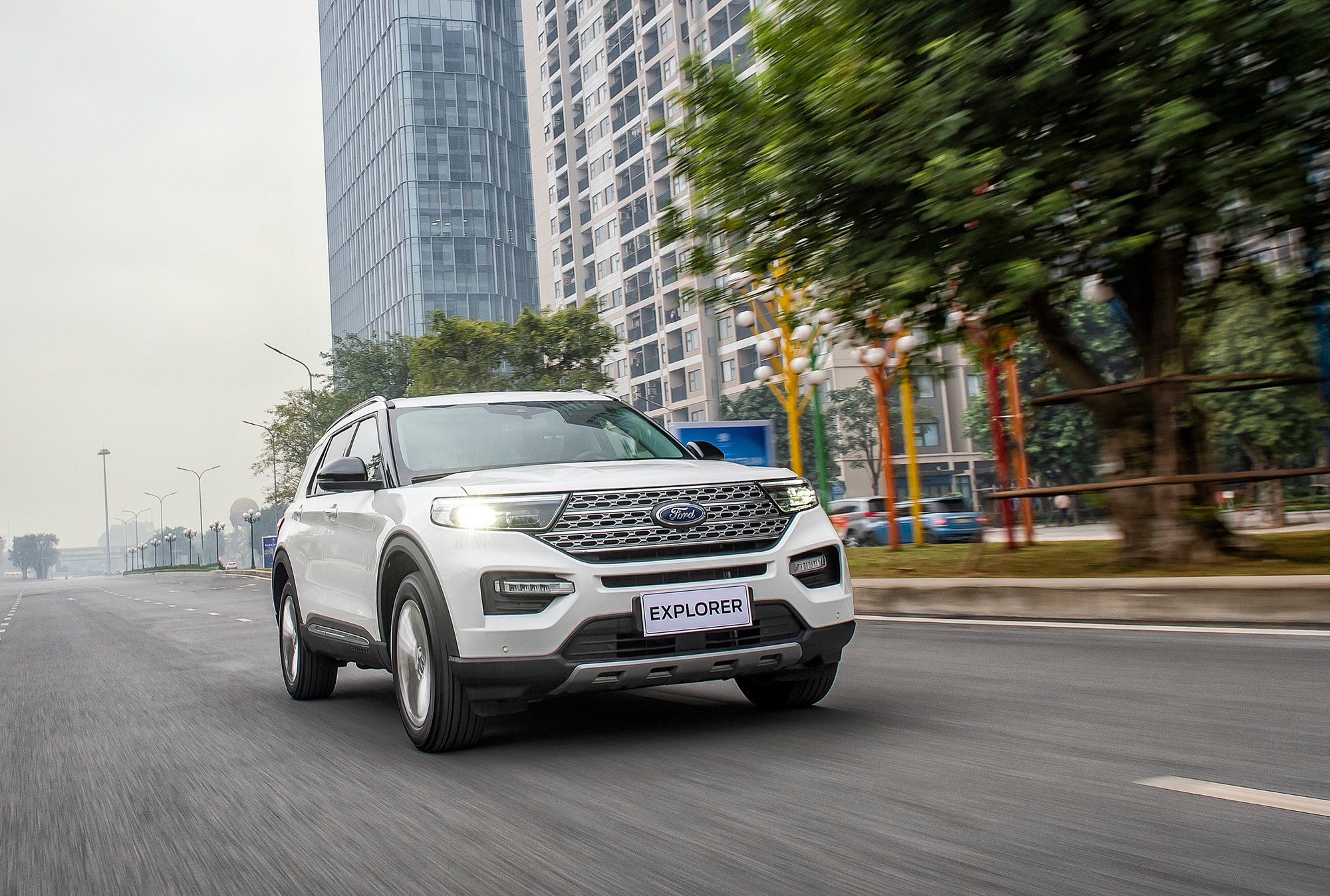 Từng bán chênh cao ngất, Ford Explorer giờ giảm giá niêm yết gần nửa tỷ đồng- Ảnh 2.
