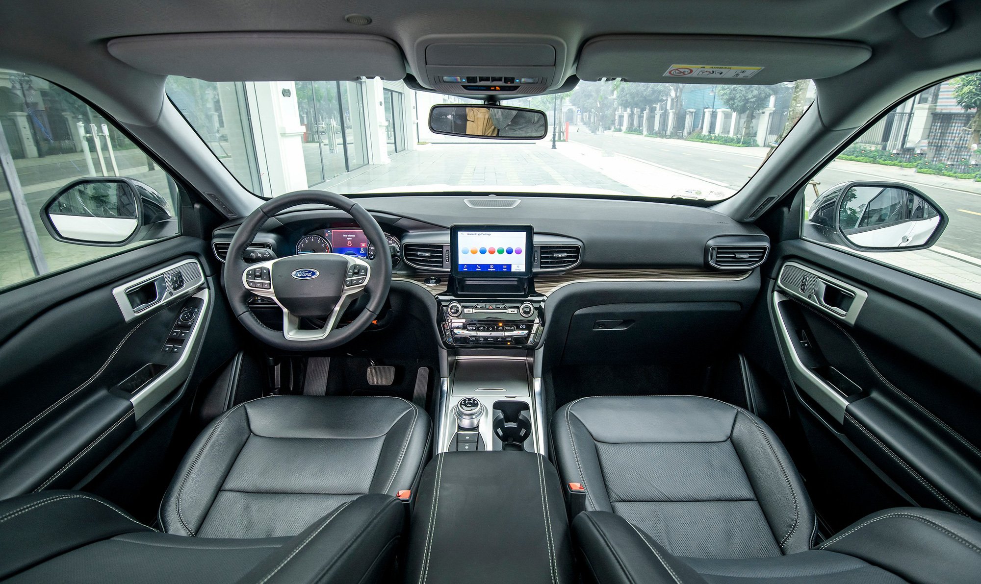 Từng bán chênh cao ngất, Ford Explorer giờ giảm giá niêm yết gần nửa tỷ đồng- Ảnh 3.