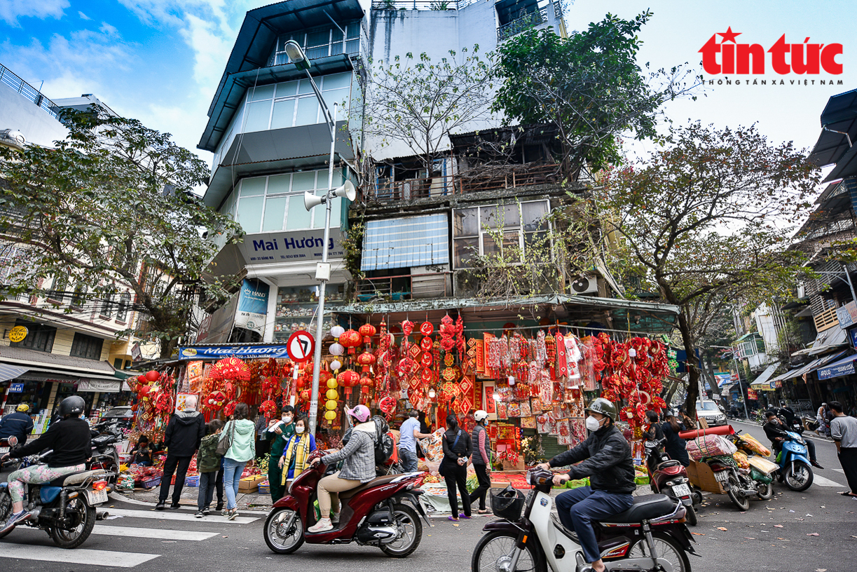 Phố Hàng Mã đa dạng đồ trang trí đón Tết Nguyên đán   - Ảnh 7.