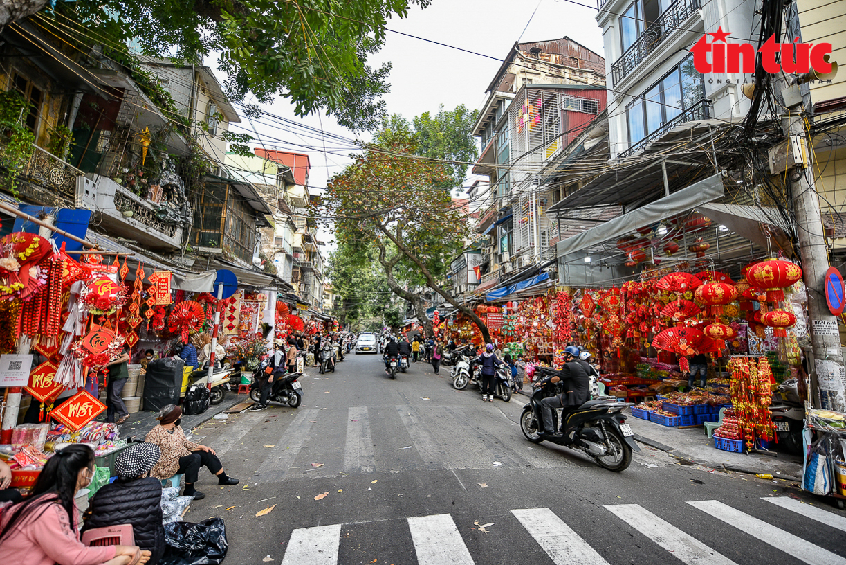 Phố Hàng Mã đa dạng đồ trang trí đón Tết Nguyên đán   - Ảnh 1.