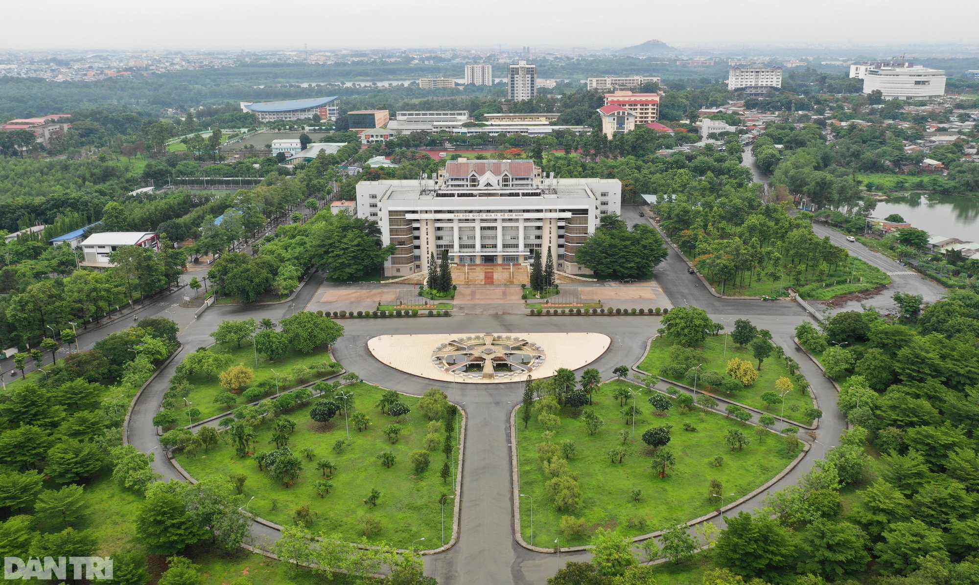Cảnh vắng vẻ chưa từng thấy tại Làng Đại học lớn nhất TP.HCM - Ảnh 1.