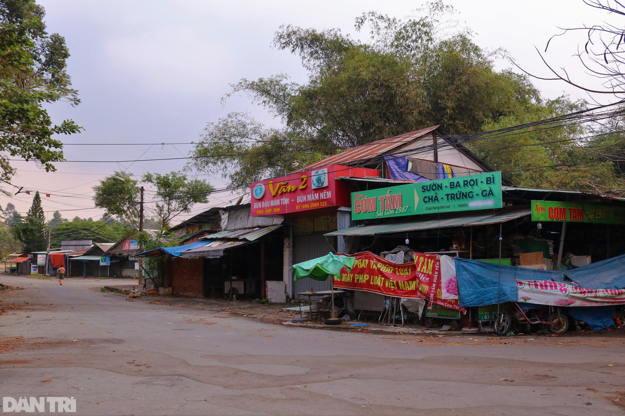 Cảnh vắng vẻ chưa từng thấy tại Làng Đại học lớn nhất TP.HCM - Ảnh 4.
