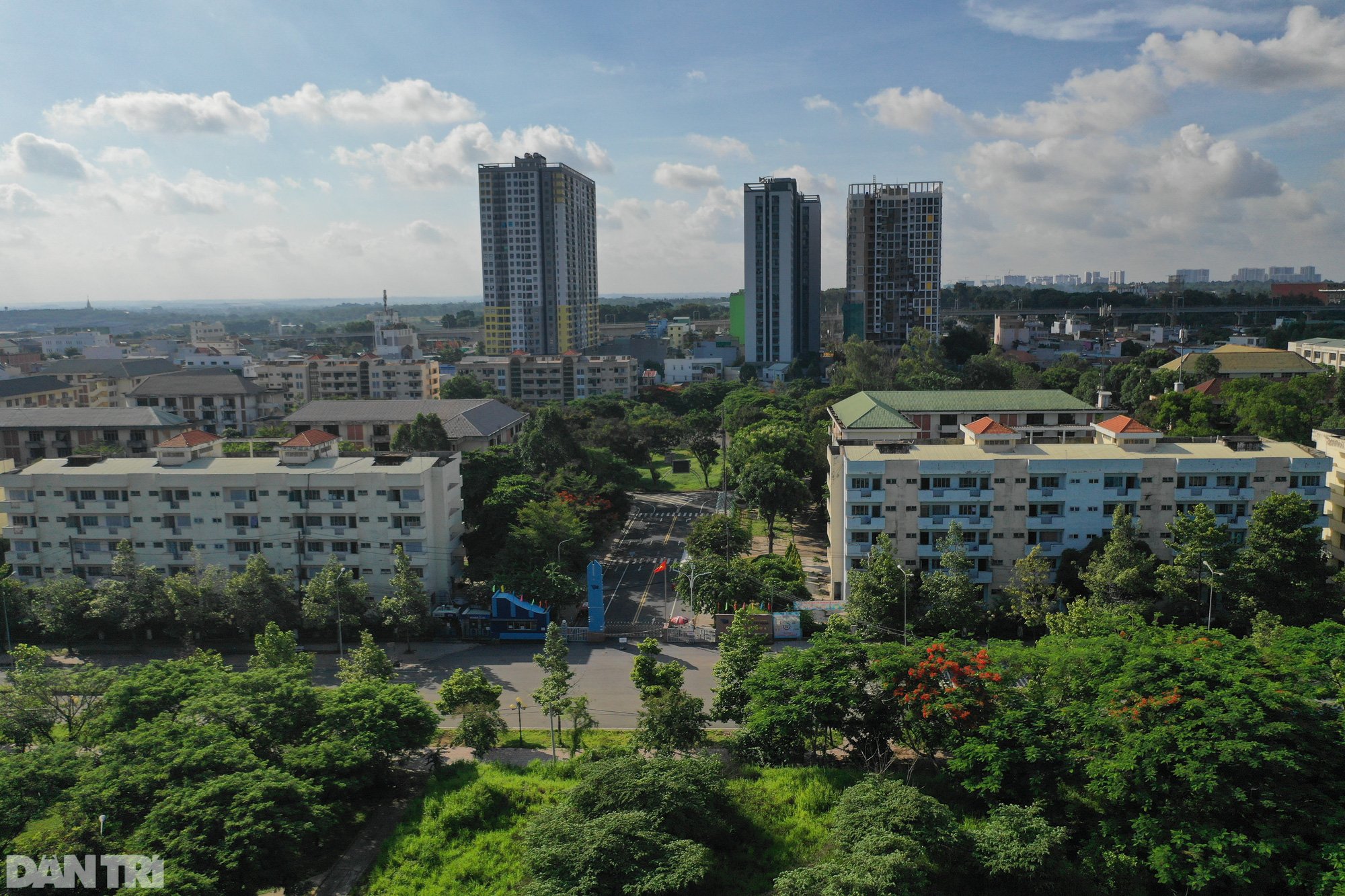Cảnh vắng vẻ chưa từng thấy tại Làng Đại học lớn nhất TP.HCM - Ảnh 2.