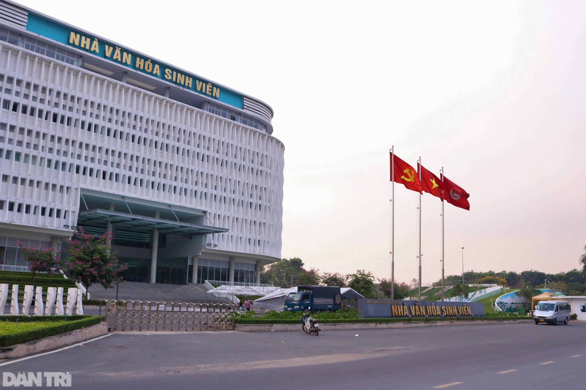 Cảnh vắng vẻ chưa từng thấy tại Làng Đại học lớn nhất TP.HCM - Ảnh 3.