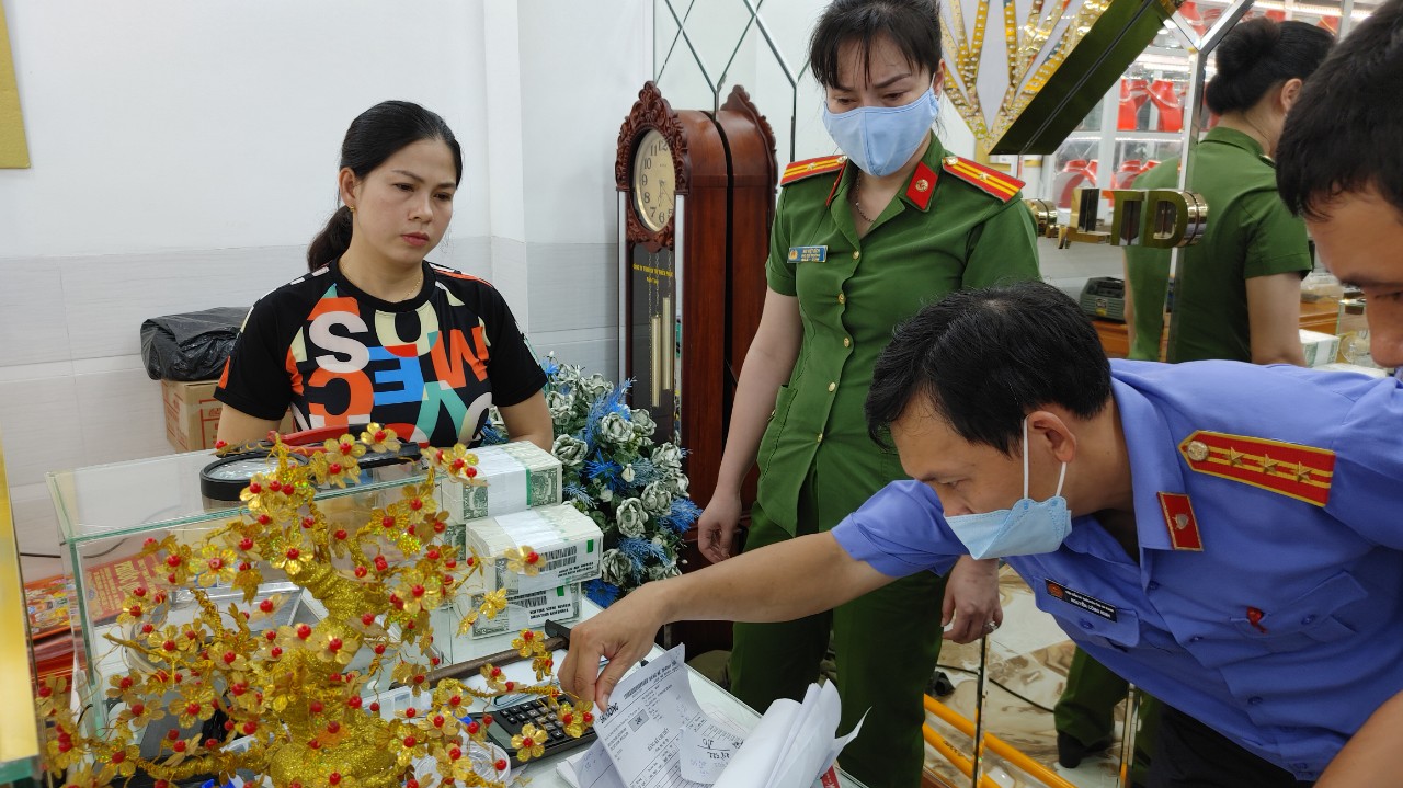 Giám đốc Công an An Giang trực tiếp chỉ đạo bắt quả tang vụ mua bán vàng nhập lậu hàng chục tỉ đồng - Ảnh 4.