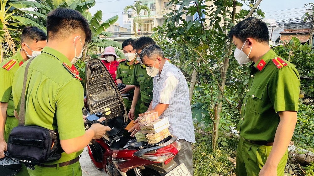 Giám đốc Công an An Giang trực tiếp chỉ đạo bắt quả tang vụ mua bán vàng nhập lậu hàng chục tỉ đồng - Ảnh 2.