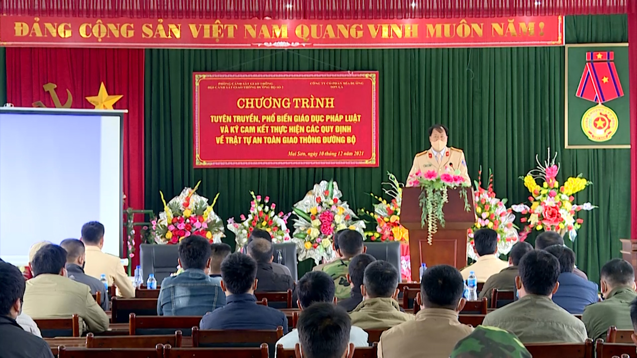 Sơn La: Quyết liệt ngăn chặn xe quá khổ, quá tải trong mùa thu hoạch mía - Ảnh 4. Sơn La: Quyết liệt ngăn chặn xe quá khổ, quá tải trong mùa thu hoạch mía - Ảnh 4.