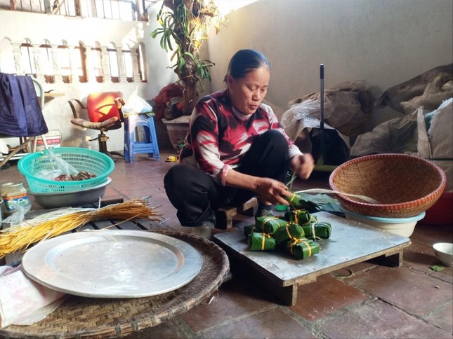 Làng bánh chưng ngập ngừng trước Tết - Ảnh 2.