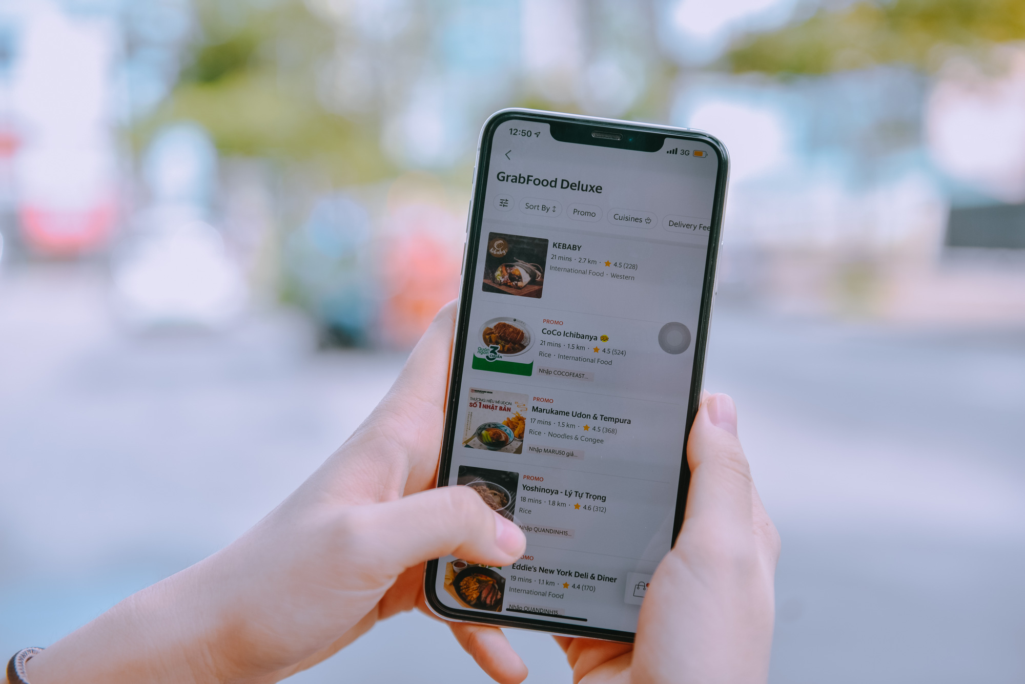 Grab ra mắt GrabFood Deluxe, mang đến cho người dùng trải nghiệm ẩm thực sang trọng ngay tại nhà - Ảnh 1.
