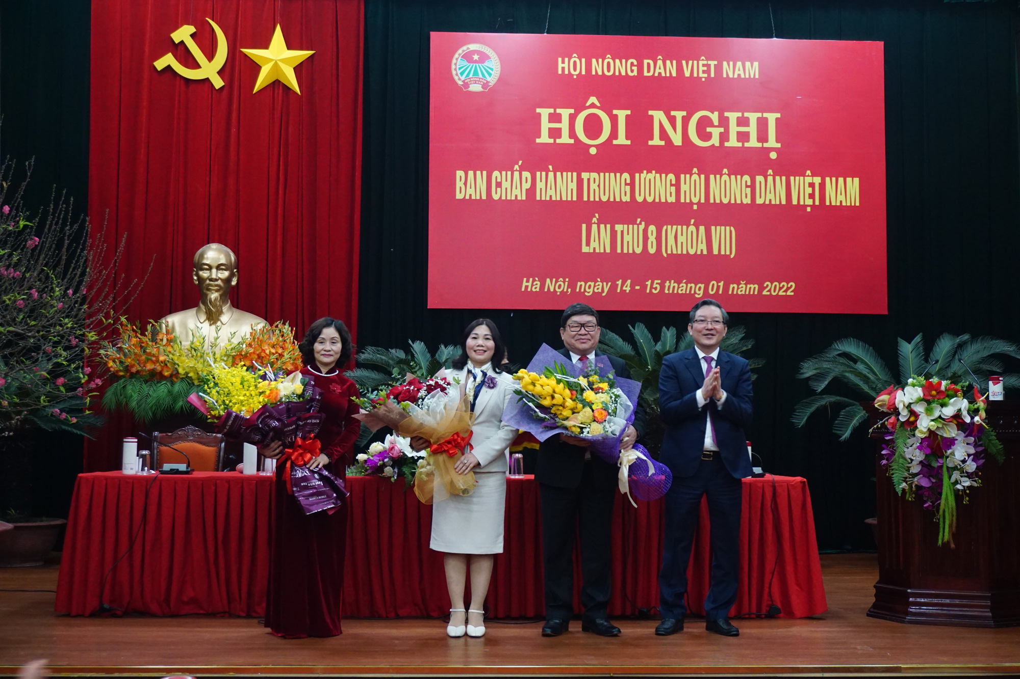 Ban Chấp hành Trung ương Hội NDVN chia tay nguyên Chủ tịch Hội NDVN Thào Xuân Sùng - Ảnh 2.