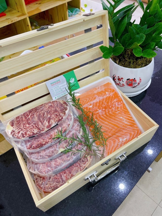Chân gà Đông Tảo, phi lê cá hồi, thịt bò nhập... vào giỏ quà Tết - Ảnh 3.
