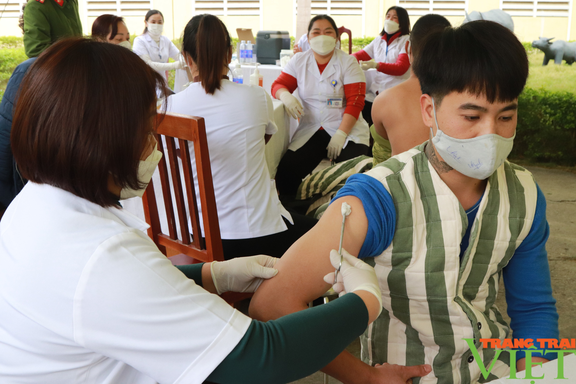 Tiêm vaccine phòng Covid-19 cho các can, phạm nhân tại trại tạm giam Công an tỉnh Sơn La - Ảnh 7. Tiêm vaccine phòng Covid-19 cho các can, phạm nhân tại trại tạm giam Công an tỉnh Sơn La - Ảnh 7.