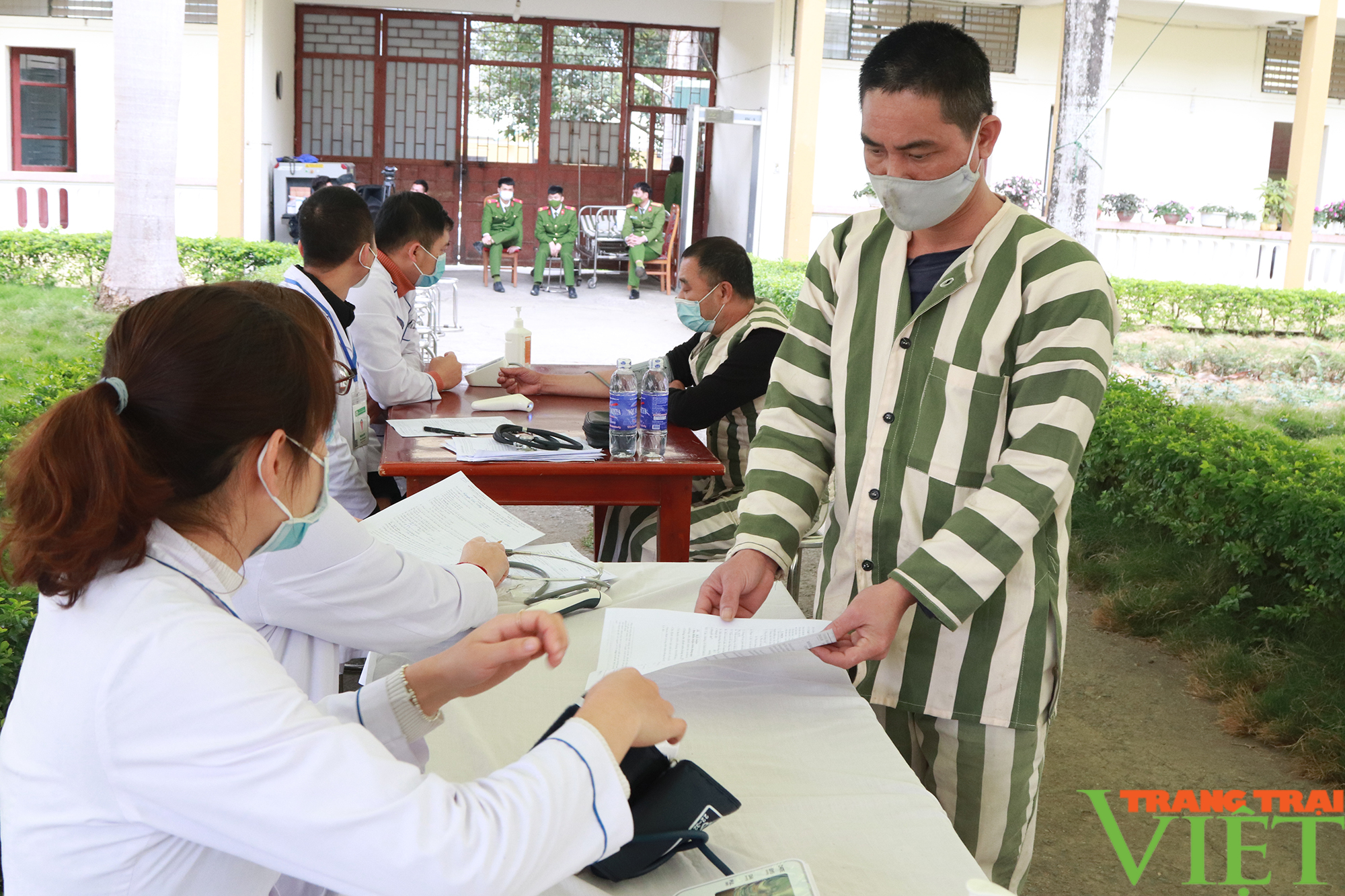 Tiêm vaccine phòng Covid-19 cho các can, phạm nhân tại trại tạm giam Công an tỉnh Sơn La - Ảnh 2. Tiêm vaccine phòng Covid-19 cho các can, phạm nhân tại trại tạm giam Công an tỉnh Sơn La - Ảnh 2.