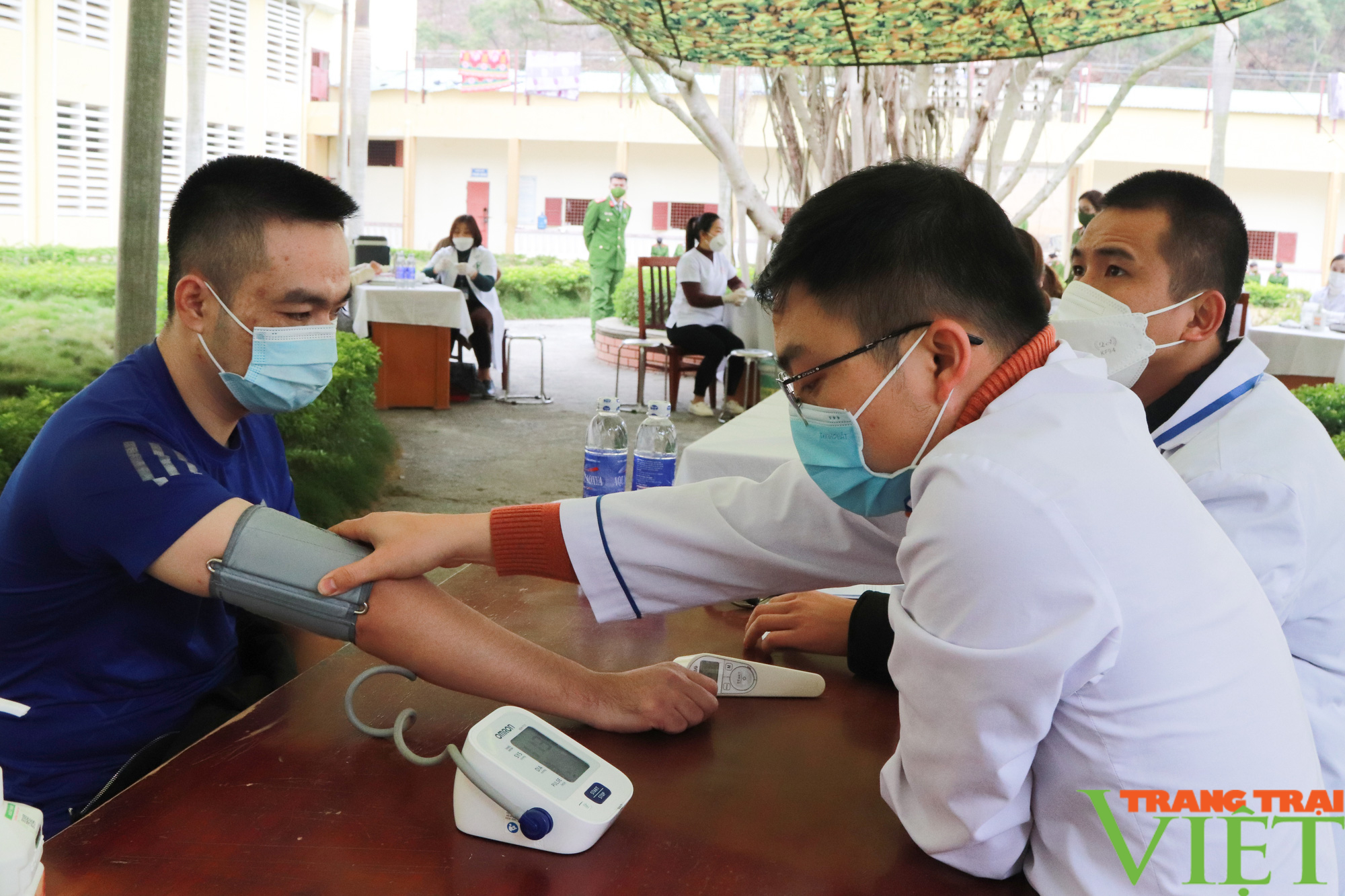 Tiêm vaccine phòng Covid-19 cho các can, phạm nhân tại trại tạm giam Công an tỉnh Sơn La - Ảnh 4. Tiêm vaccine phòng Covid-19 cho các can, phạm nhân tại trại tạm giam Công an tỉnh Sơn La - Ảnh 4.