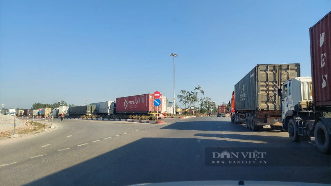 Dừng tiếp nhận xe chở nông, thủy sản đến cửa khẩu của Móng Cái - Ảnh 1.
