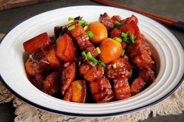 Không cần nước dừa cũng làm được món thịt kho trứng cút ngon đậm đà đưa cơm - Ảnh 1.
