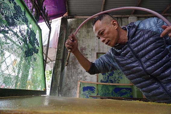 Biến rác cành dừa thành tranh - Ảnh 1. Biến rác cành dừa thành tranh - Ảnh 1.
