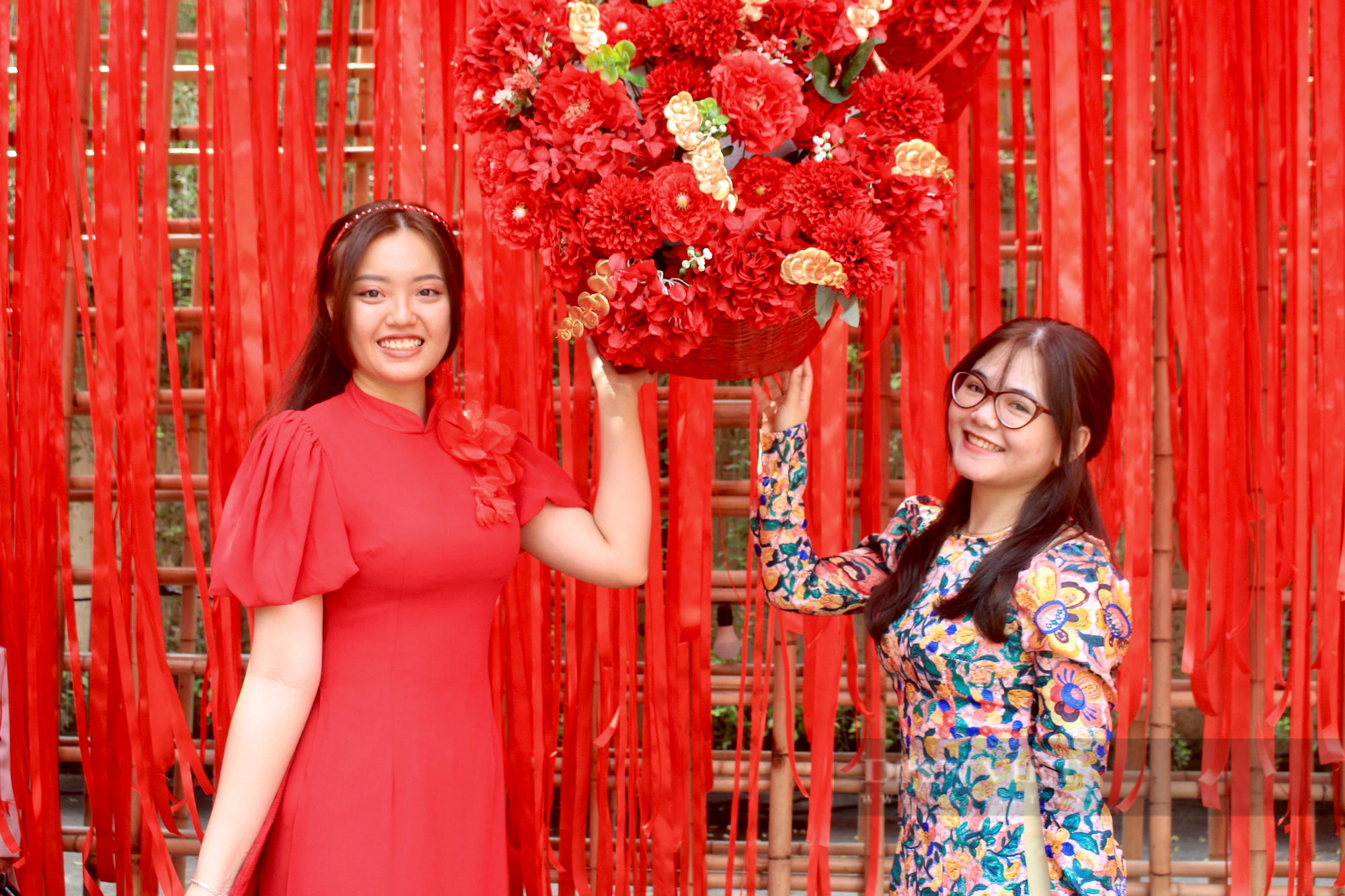 Người Sài Gòn xúng xính áo dài tại Đường mai vàng, Phố ông đồ: Mong TP.HCM duy trì vùng xanh đón Tết - Ảnh 3.