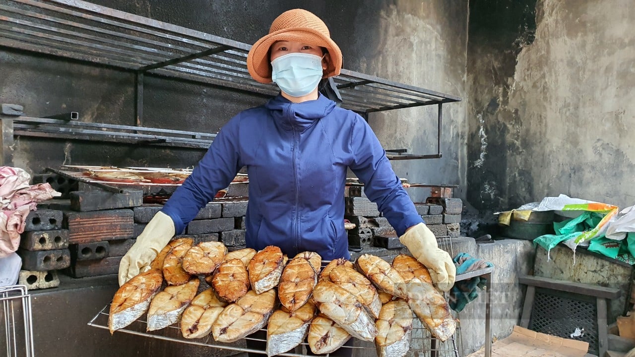 Thanh Hóa: Thơm ngon cá nướng than hoa ở vùng biển Hậu Lộc, ai ăn một lần đều nhớ - Ảnh 2.