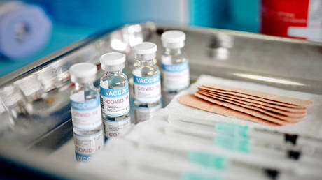 Israel phát hiện mũi 4 Pfizer không đủ để chống lại Omicron - Ảnh 1.