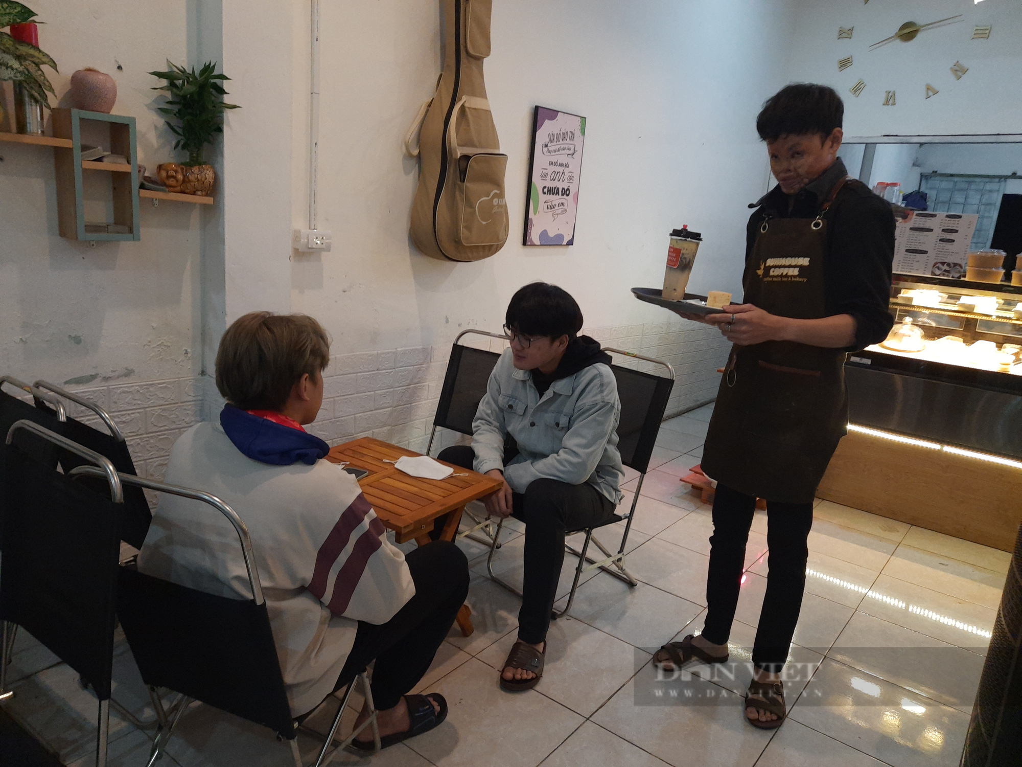 Bị mọi người kỳ thị, chàng trai mang nhiều vết sẹo trên mặt mở tiệm bánh và cà phê - Ảnh 3.