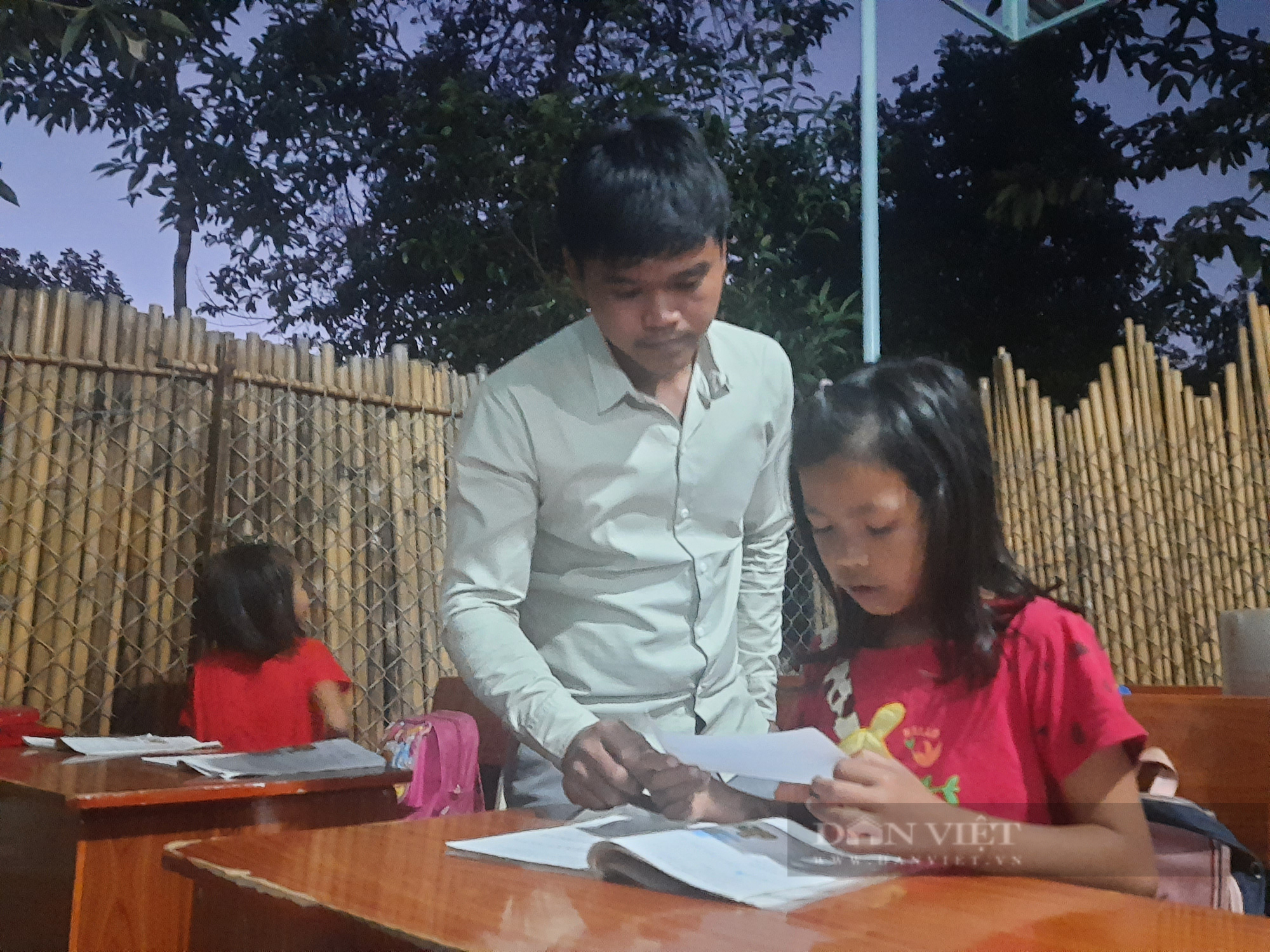 Ra trường nhưng không xin được việc, vợ chồng phố núi về mở lớp học miễn phí - Ảnh 2.
