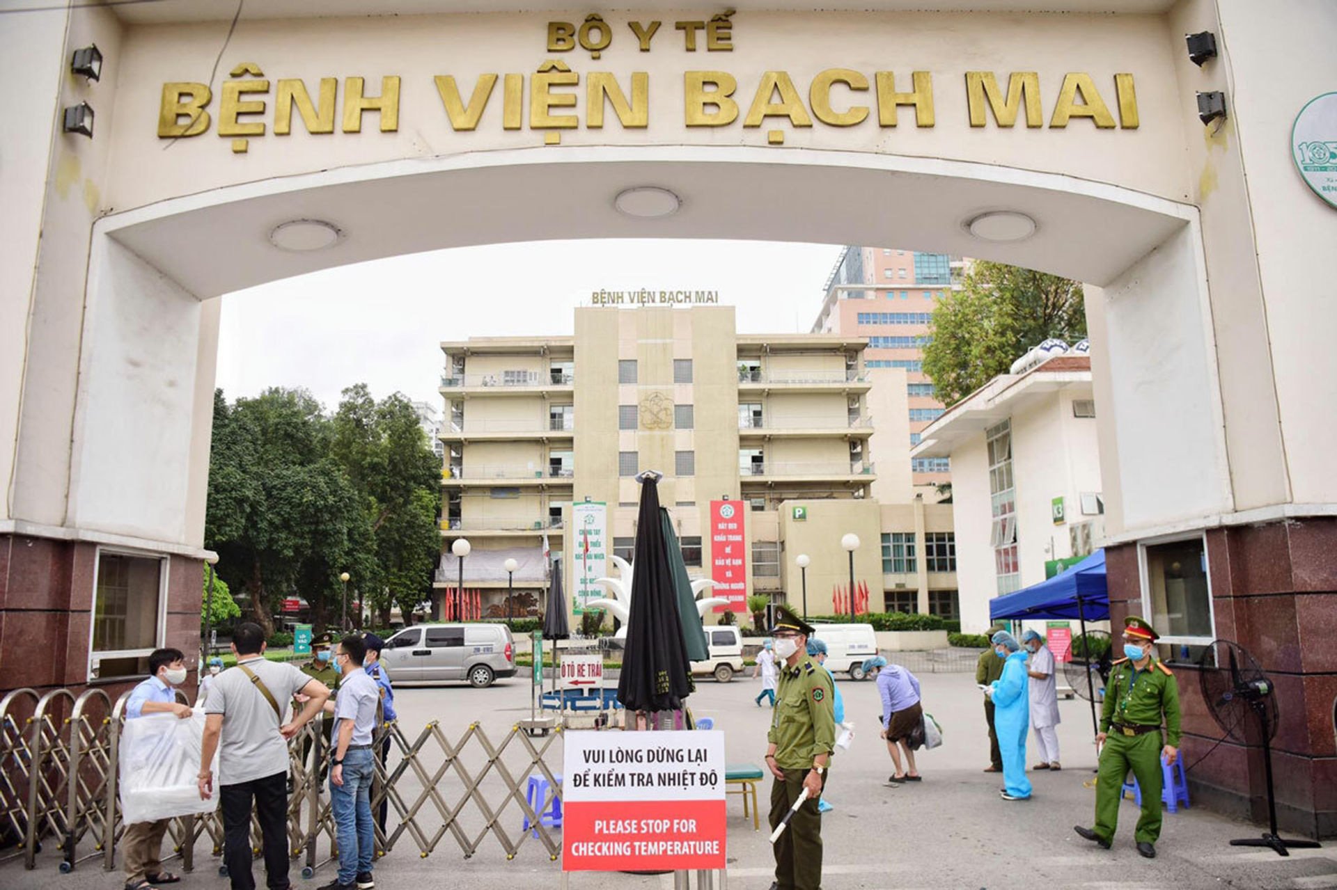 Cựu Giám đốc Bệnh viện Bạch Mai hầu tòa: Cái &quot;bắt tay&quot; thiệt hại tiền tỷ - Ảnh 3.