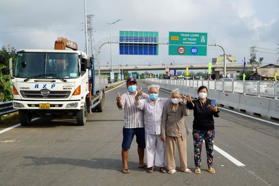 Chủ tịch nước Nguyễn Xuân Phúc dự lễ thông xe kỹ thuật cao tốc Trung Lương - Mỹ Thuận - Ảnh 10.