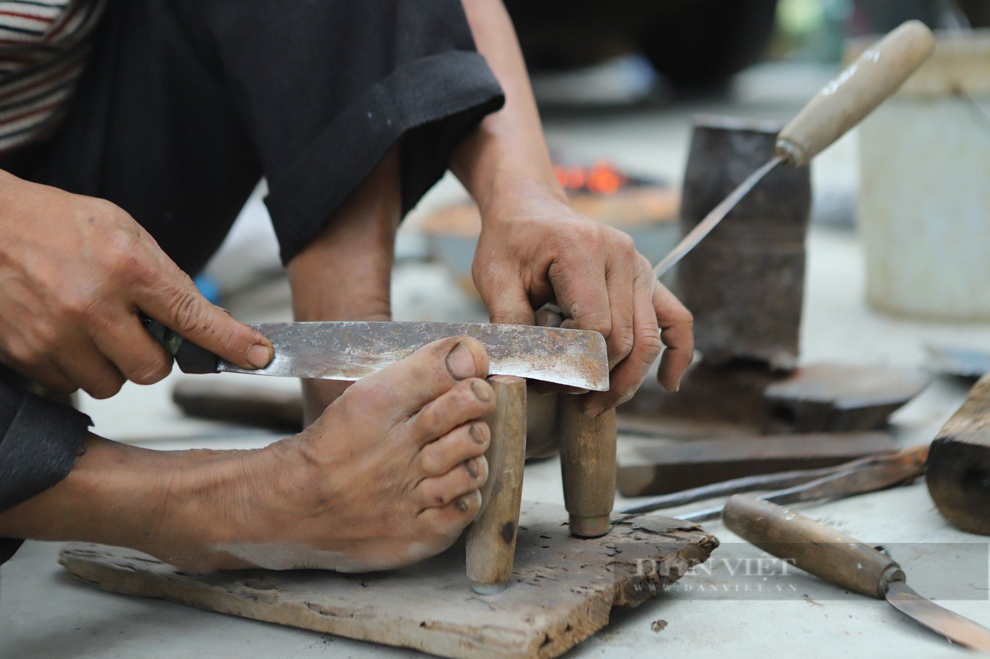 Cắt chấu liềm - nghề chưa hết thời ở chợ phiên Bắc Giang - Ảnh 4.