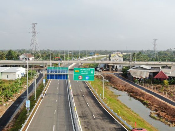 Chủ tịch nước Nguyễn Xuân Phúc dự lễ thông xe kỹ thuật cao tốc Trung Lương - Mỹ Thuận - Ảnh 8.
