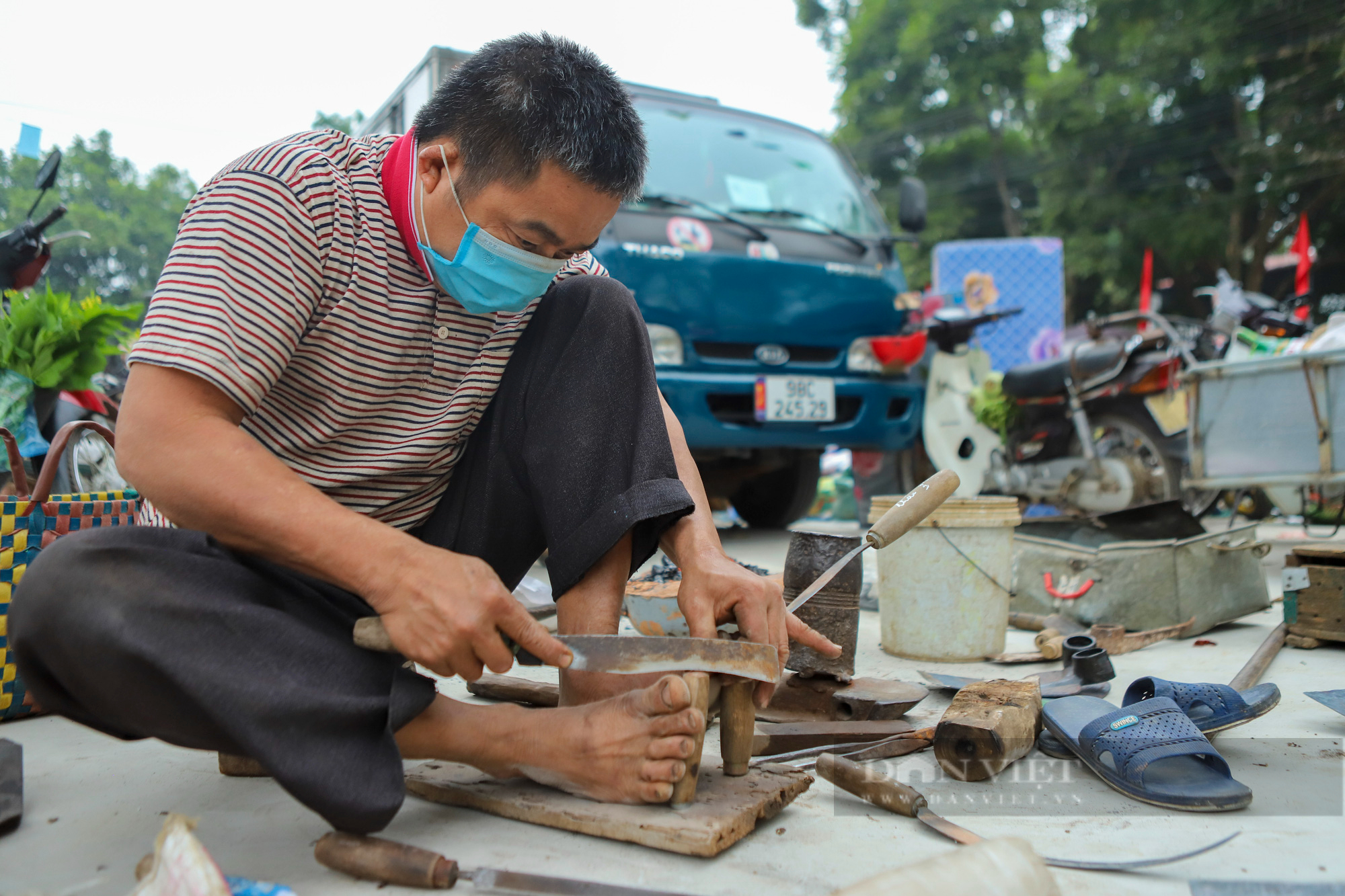 Cắt chấu liềm - nghề chưa hết thời ở chợ phiên Bắc Giang - Ảnh 2.